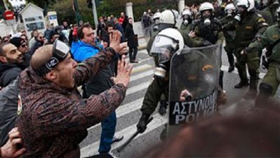 اشتباكات بين الشرطة اليونانية ومزارعين محتجين أمام مبنى البرلمان