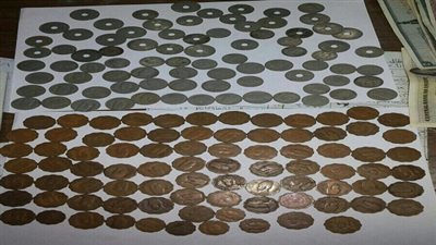 ضبط مصري حاول تهريب 167 عملة أثرية إلى الإمارات 