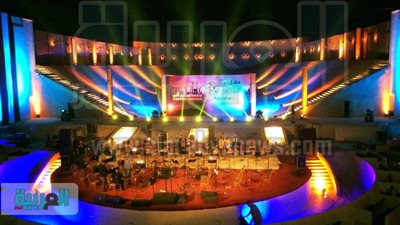بالصور.. استعدادات المسرح الروماني لحفل مدحت صالح