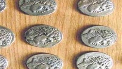 ضبط مصري حاول تهريب 167 عملة أثرية للإمارات بالمطار