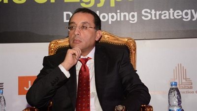 وزير الإسكان يتلقى تقريرًا بشأن انتهاء تكليفات أزمة 