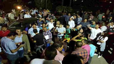 أنصار مرشح بشبرا الخيمة يحتفلون بفوز مرشحهم قبل غلق اللجان