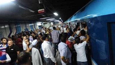 تكدس الركاب في محطات الخط الأول لمترو الأنفاق بسبب عطل في قطار