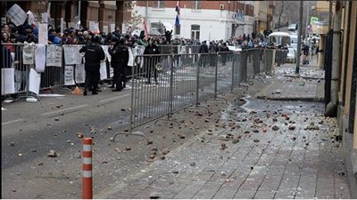 بالفيديو.. محتجون روس يرشقون سفارة أنقرة بـ