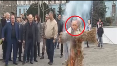 بالفيديو.. أهالي جزيرة القرم يحرقون دمية تمثل أردوغان