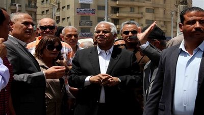 محافظ القاهرة يتفقد منفذًا لبيع السلع التموينية في حلوان 