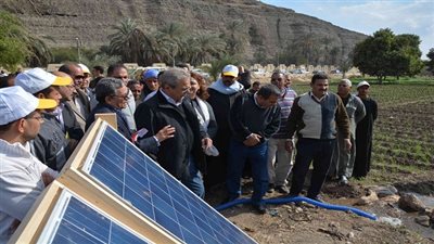 بالصور.. تشغيل أول ماكينة رى تعمل بالطاقة الشمسية بالمنيا