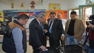 وزير التعليم يدلي بصوته في الإعادة