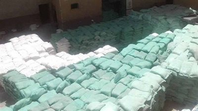 ضبط صاحب مخزن يبيع الدقيق المدعم بالسوق السوداء في دار السلام 