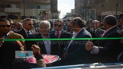 أهالي الخليفة يستقبلون محافظ القاهرة ووزير التموين بالورود والزغاريد 