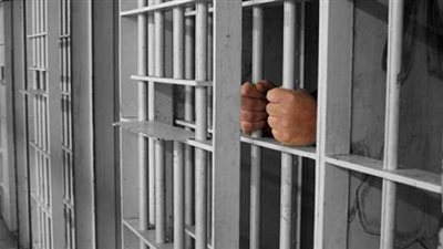 حبس موظف بـ