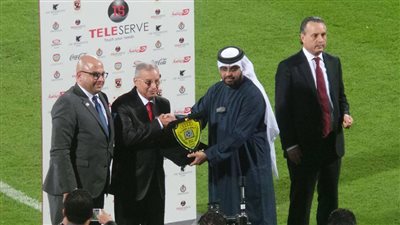 بالصور.. زيزو يتبادل الدروع مع ممثلي ناديي الوصل والصفاقسي