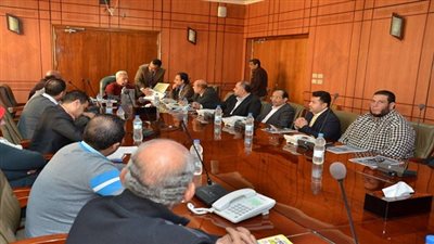 بالصور.. محافظ بورسعيد يجتمع مع ممثلي محال السوبر ماركت