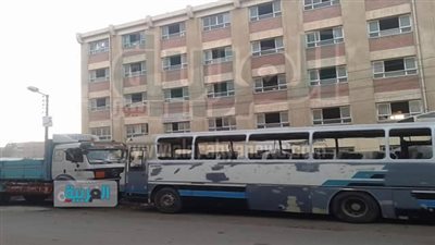 بالصور.. مدخل مدرسة يتحول إلى موقف لسيارات النقل بالمحلة