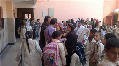 اعتصام هيئة التدريس بمدرسة اللغات التجريبية في السويس