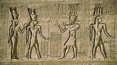 السفارة المصرية بلندن تستعيد جدارية أثرية من الحجر الجيري الملون