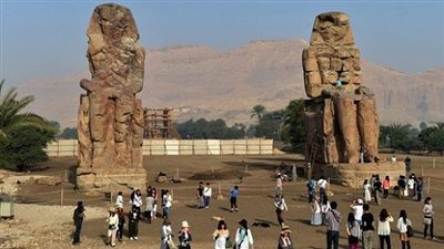 موجز المحافظات.. محافظ الفيوم يسلم الدفعة الثانية من شيكات دعم مراكز الشباب.. 1200 سائح يزورون المناطق الأثرية بالأقصر.. انفجار عبوة ناسفة بالقرب من مدرعة شرطة بالعريش