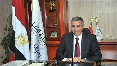 وزير النقل يكرم مسئولين قطار بعد إشادة الركاب