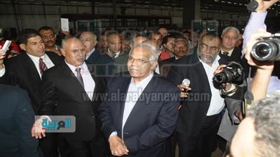 بالصور ..محافظ القاهرة يلتقي العاملين بهيئة النقل العام