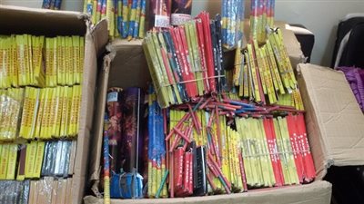 ضبط 2 طن دقيق فاسد و1431 صاروخ ألعاب نارية بالبحيرة