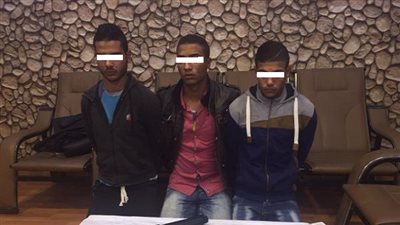 طالبان يصوران الفتيات داخل قطار ونصاب ينقذهما من الركاب مقابل 40 جنيهًا