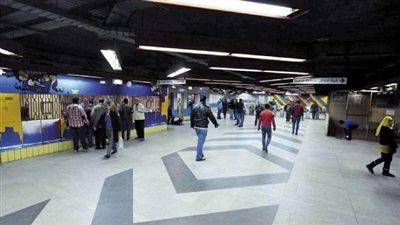 بالصور.. إنقاذ طفل من الموت على رصيف محطة مترو 