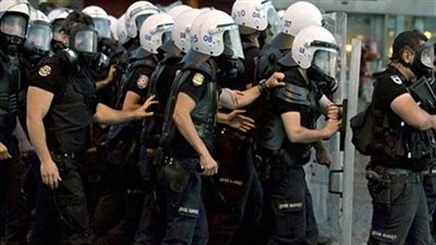 مقتل وإصابة 5 رجال شرطة في 