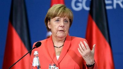 ميركل تدعو لحل سلمي في سوريا لا يشمل 