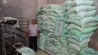 ضبط صاحب مخبز استولى على 27 طن دقيق مدعم بـ15 مايو 