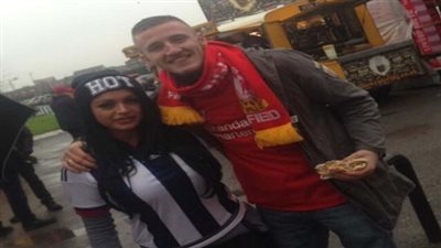 بالصور.. مشجع يقع في حب فتاة بمباراة ليفربول ووست بروميتش