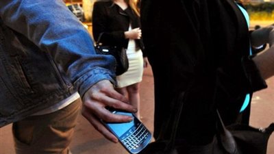 فني بالسكة الحديد يسرق هاتف سيدة بأسيوط 