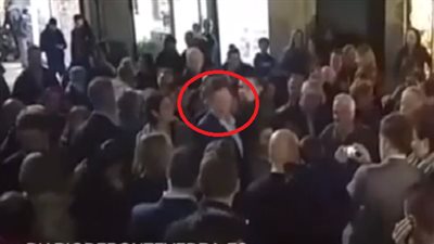 بالفيديو.. شاب يصفع رئيس الحكومة الإسباني بعد التقاط سيلفي معه