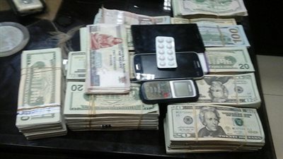 بالصور.. ضبط مدير شركة بحوزته عملات أجنبية للاتجار بمحطة مصر