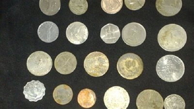 ضبط 30 قطعة معدنية وتمثال يشتبه في أثريتها بالمنيا