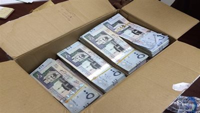 ضبط نصف مليون ريال سعودي مع مصري بالمطار