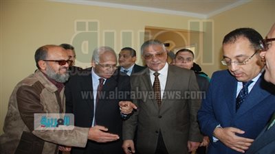 محافظ القاهرة يقبل يد مواطن من ذوي الاحتياجات الخاصة 