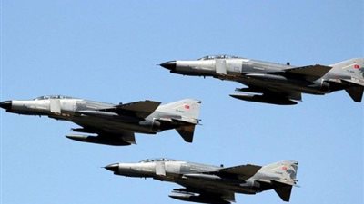 غارات تركية تستهدف معسكرات 