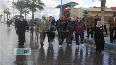 بالصور.. محافظ مطروح يشارك في سباق اختراق الضاحية لطلبة المدارس