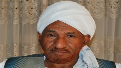 رئيس الوزراء السوداني الأسبق يصل القاهرة
