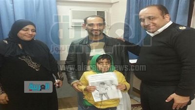 بالصور.. شرطة النقل تعيد طفل معاق لأسرته عن طريق