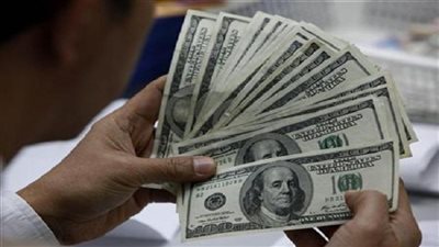 الدولار يسقط في أكبر خسارة شهرية منذ أبريل أمام العملات الرئيسية