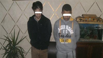 بلطجية يتلفون 6 ألواح زجاج خلال 