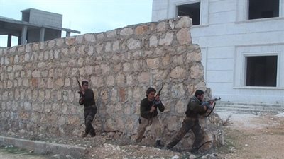 120 مقاتلًا معارضًا يدخلون الأراضي اللبنانية عبر الحدود السورية