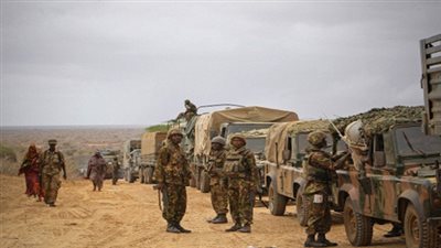 مقتل وإصابة 5 أشخاص لتعطيلهم سير شاحنة عسكرية في كينيا