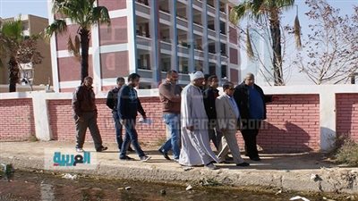 بالصور.. مياه الصرف تحاصر إحدى مدارس السويس وتهدد صحة الطلاب