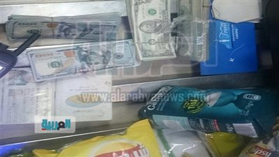 الإيقاع براكب أخفى 100 ألف دولار بأكياس طعام بالمطار