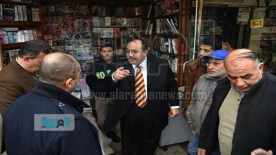 بالصور.. محافظ الإسكندرية يعد بحل أزمة بائعي الصحف بمحطة الرمل