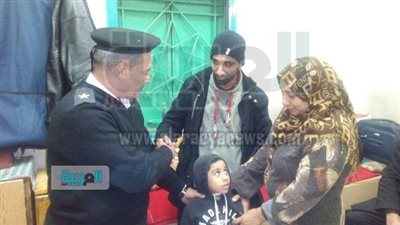 شرطة النقل تعيد طفلة تائهة لوالدتها بمحطة مترو عزبة النخل