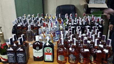 ضبط زجاجات الخمور بحوزة تاجرين بقالة بالمنيا