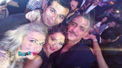 بالصور.. سارة نخلة وزوجها يحتفلون مع نجوم الفن بالعام الجديد